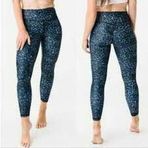 ZYIA Brilliant Cheetah Leopard Print Scrunch Butt Leggings Blue Black